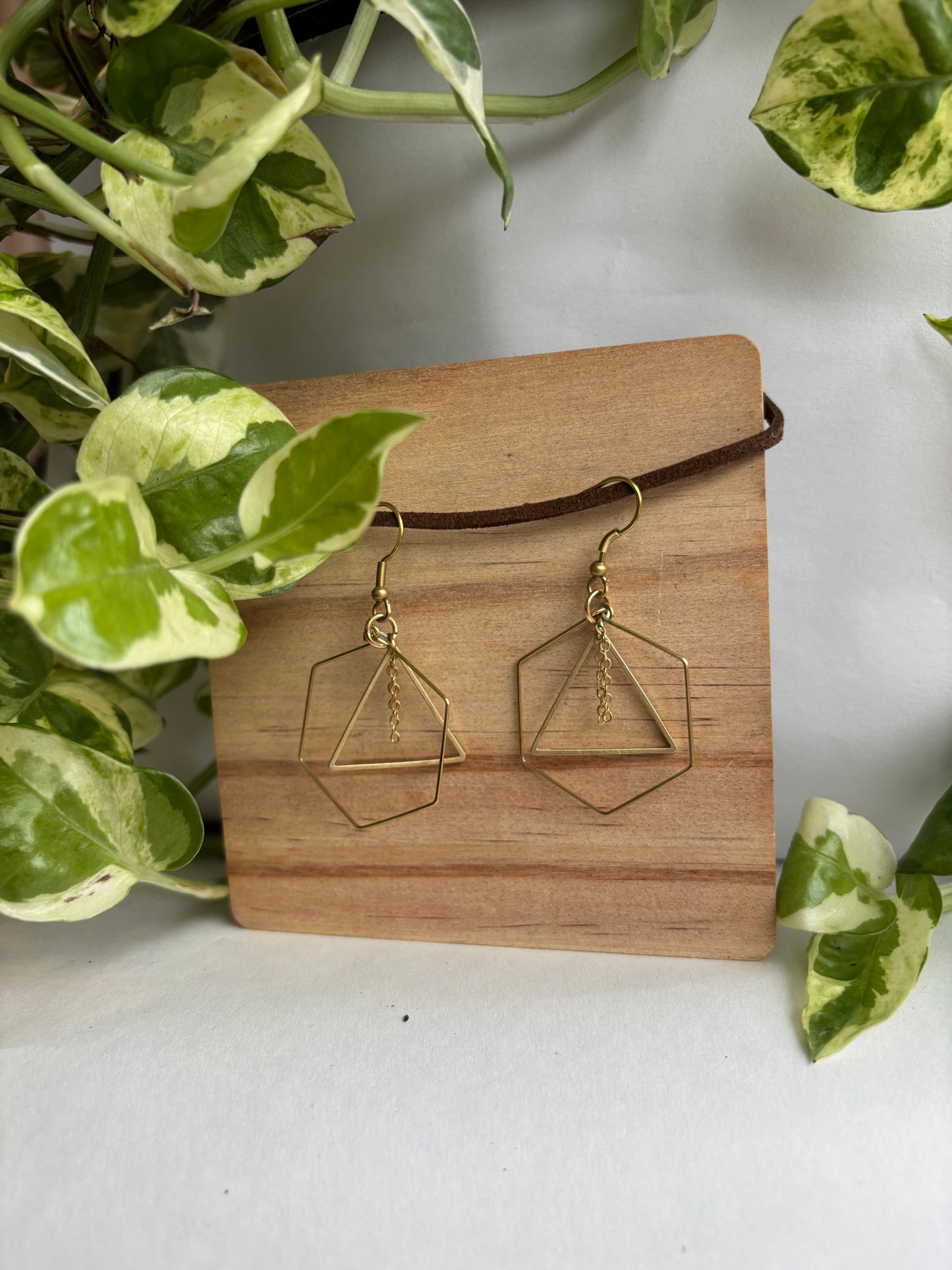 Pendientes geométricos colgantes con triángulos, hexágonos y cadena. Joyas de oro hechas a mano.