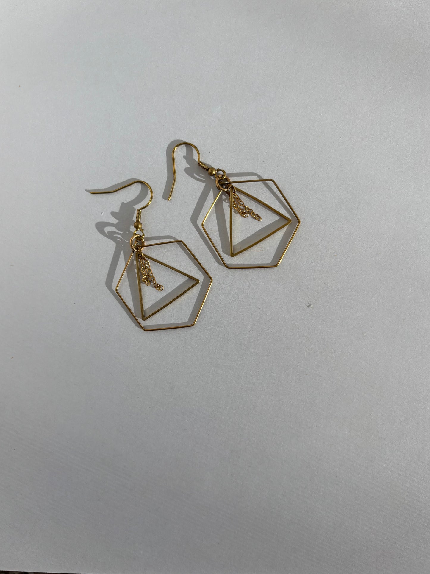 Pendientes geométricos colgantes con triángulos, hexágonos y cadena. Joyas de oro hechas a mano.
